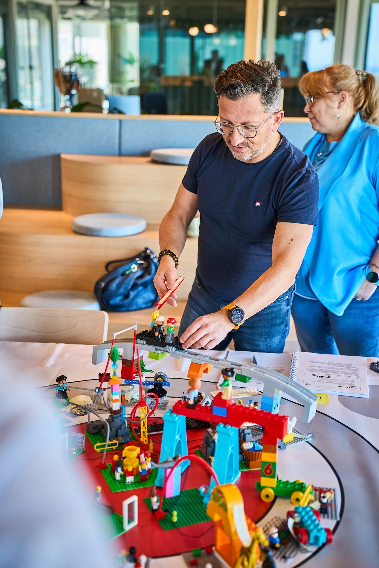 Tomasz Podlasiak prowadzący warsztat Metodą LEGO® SERIOUS PLAY®